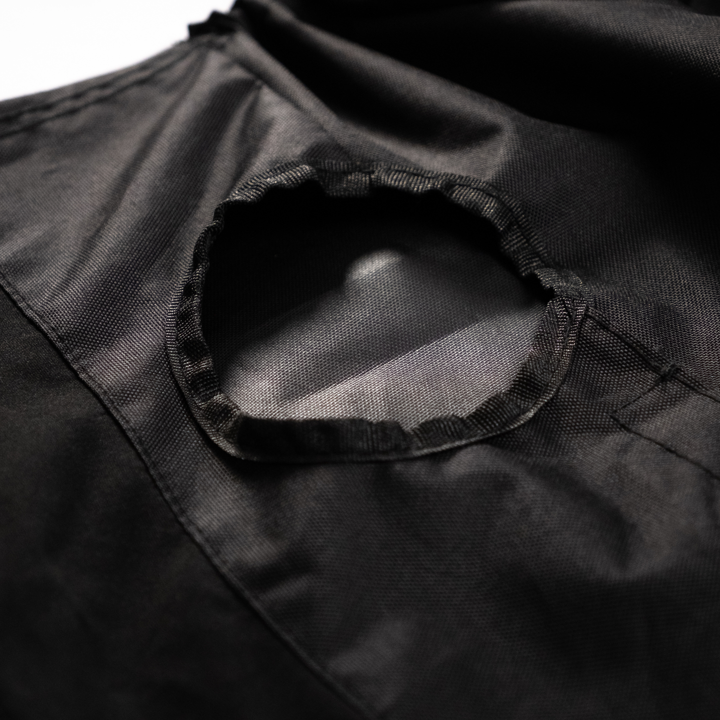 Anpassbare Öffnungen für die Armlehnen